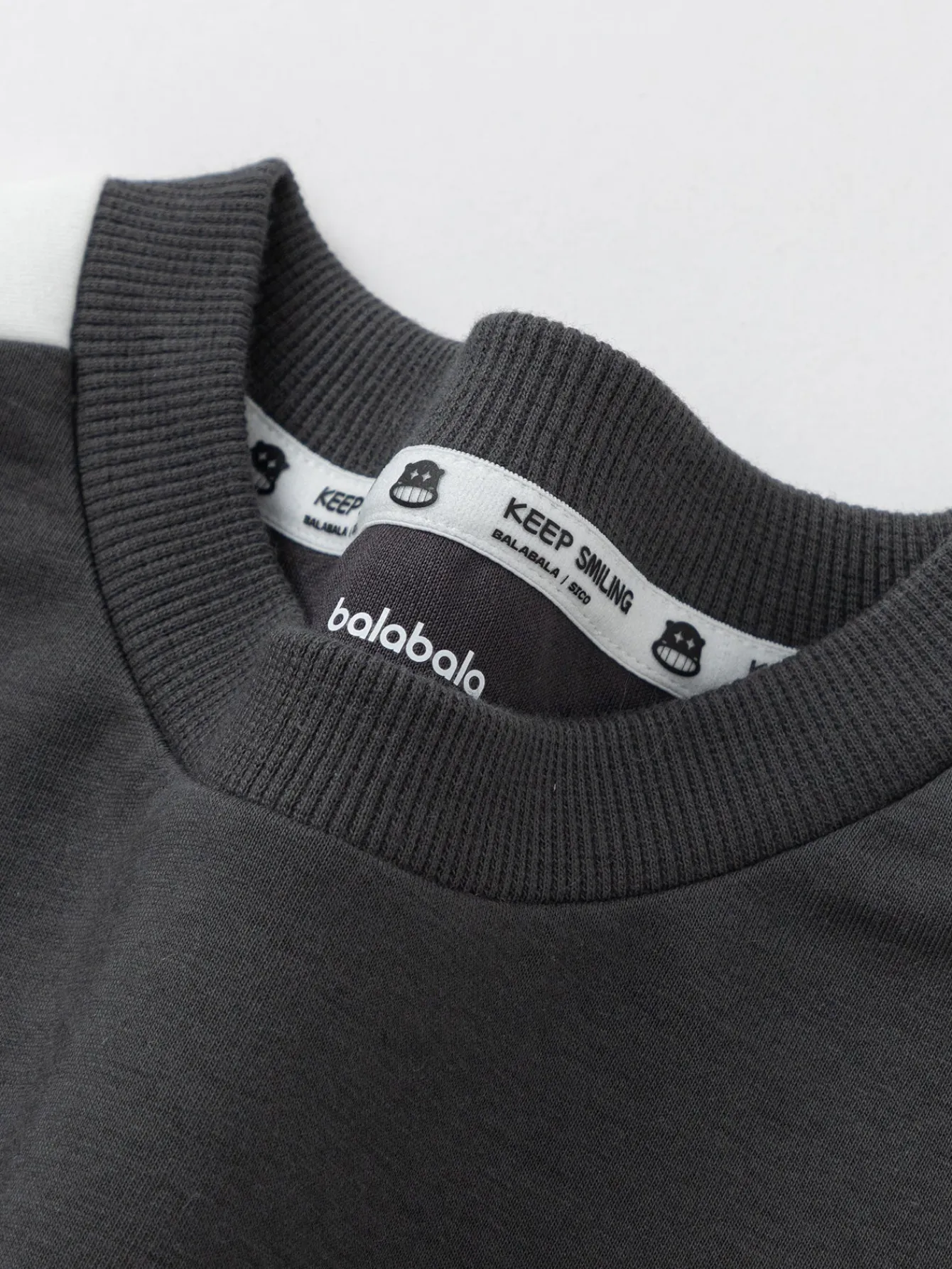 Balabala 【Designer SICO】 Boys' Sweatshirt Cartoon Color Block 2025 Spring New Top Dark Gray Fashion