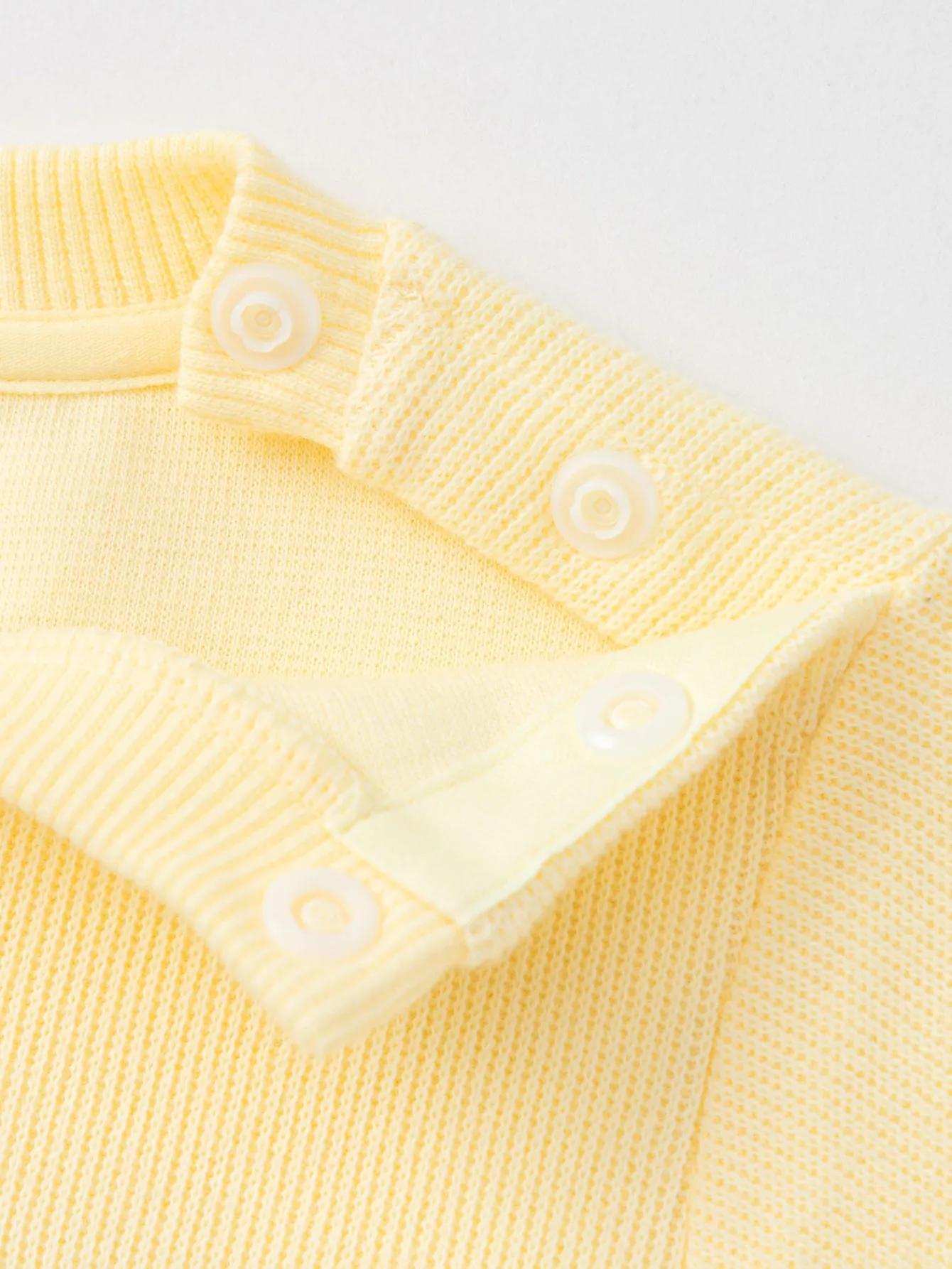 Balabala Long Sleeve T-Shirt 2025 Spring New Boy Baby Round V-neck Long Sleeve T-Shirt Light Yellow Flash Sale