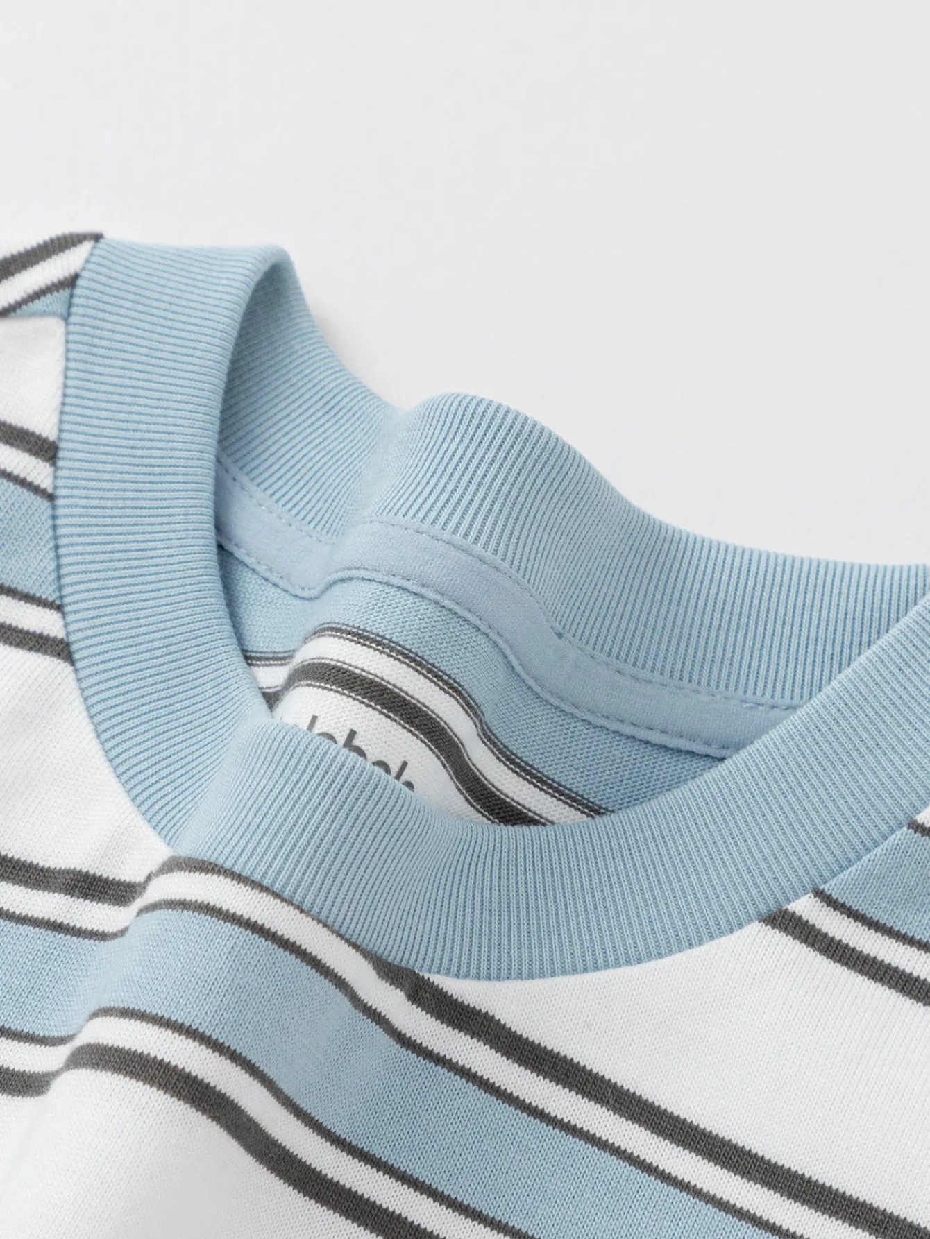 Balabala Long Sleeve T-Shirt 2025 Spring New Boy Round Neck V-Neck T-Shirt White Blue Best